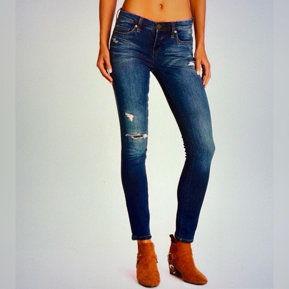 Blank NYC. Classic mid-rise skinny jeans. Size 28.